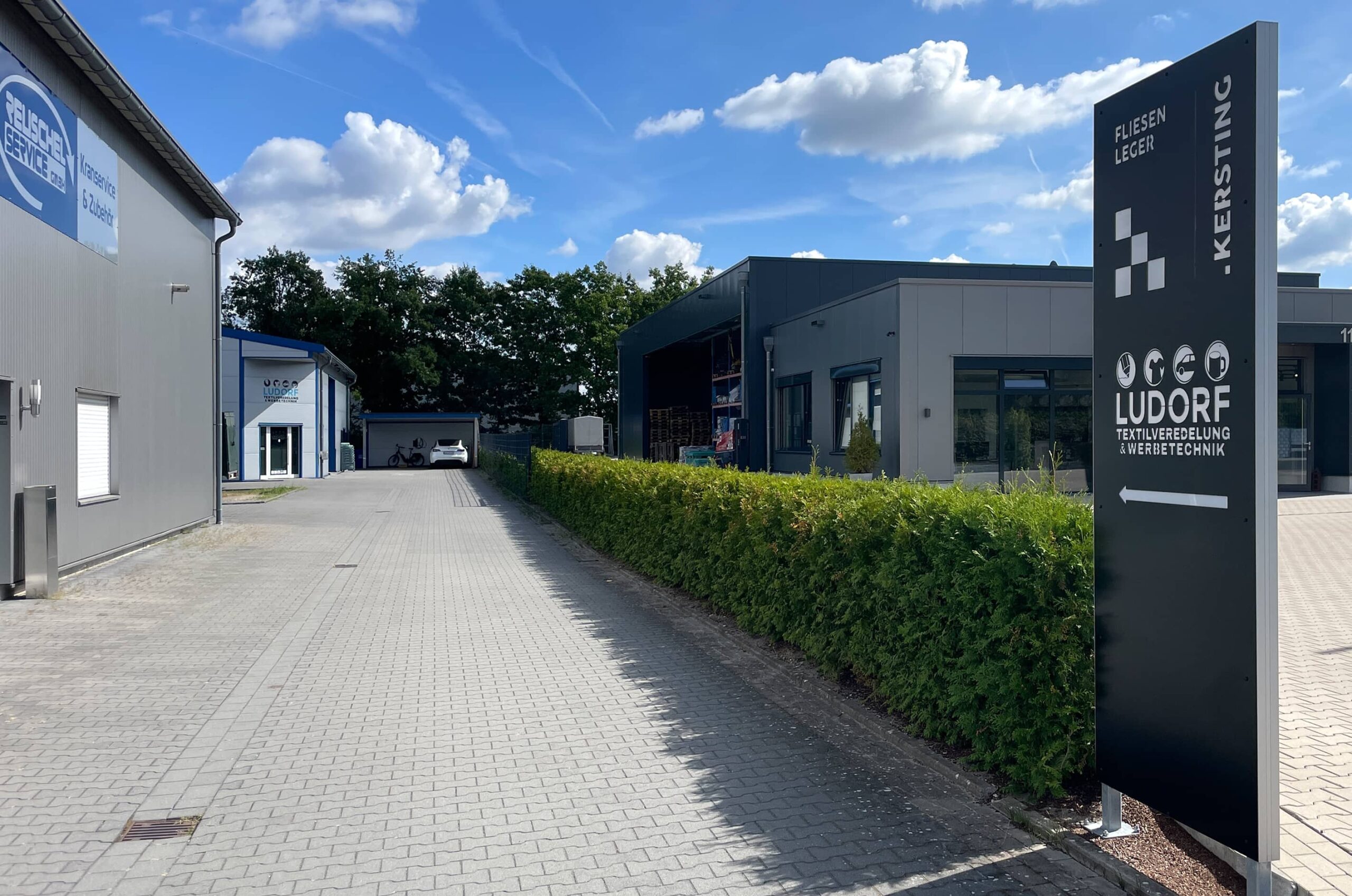 Ludorf-Firmensitz in Sassenberg – modernes Gebäude mit eigener Beschilderung und Kundenparkplätzen direkt davor.