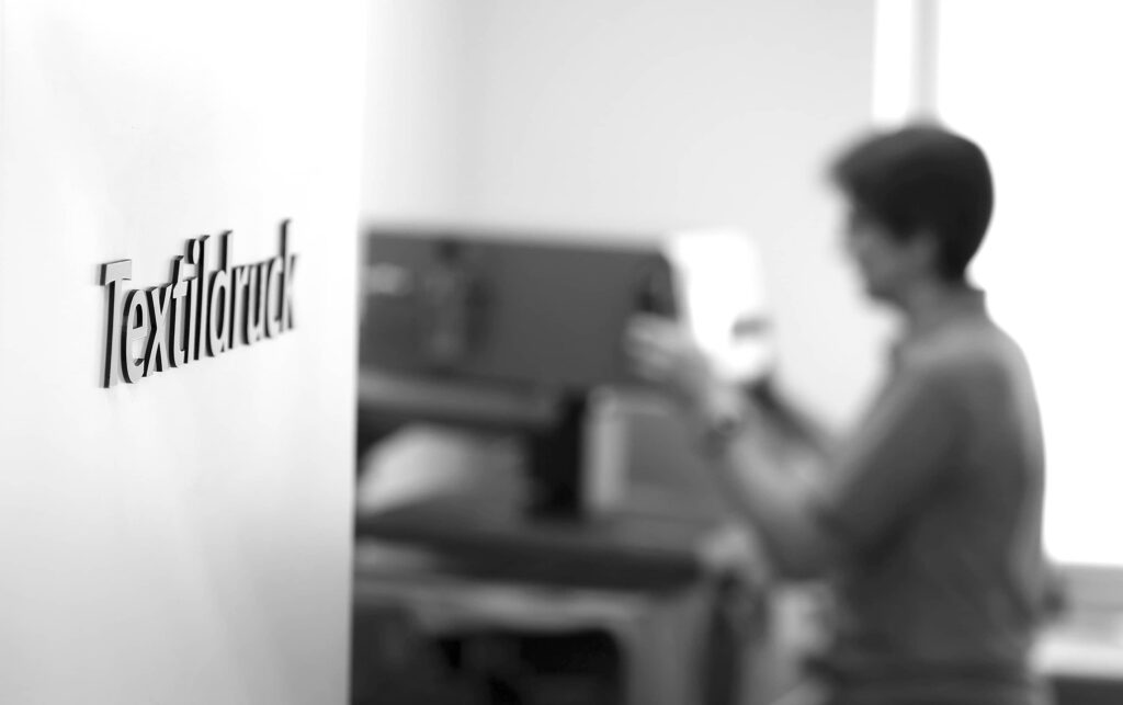 Mitarbeiter von Ludorf Textilveredelung & Werbetechnik bei der Arbeit in der Produktionshalle – Symbol für Qualität, Kreativität und Erfahrung seit 2006