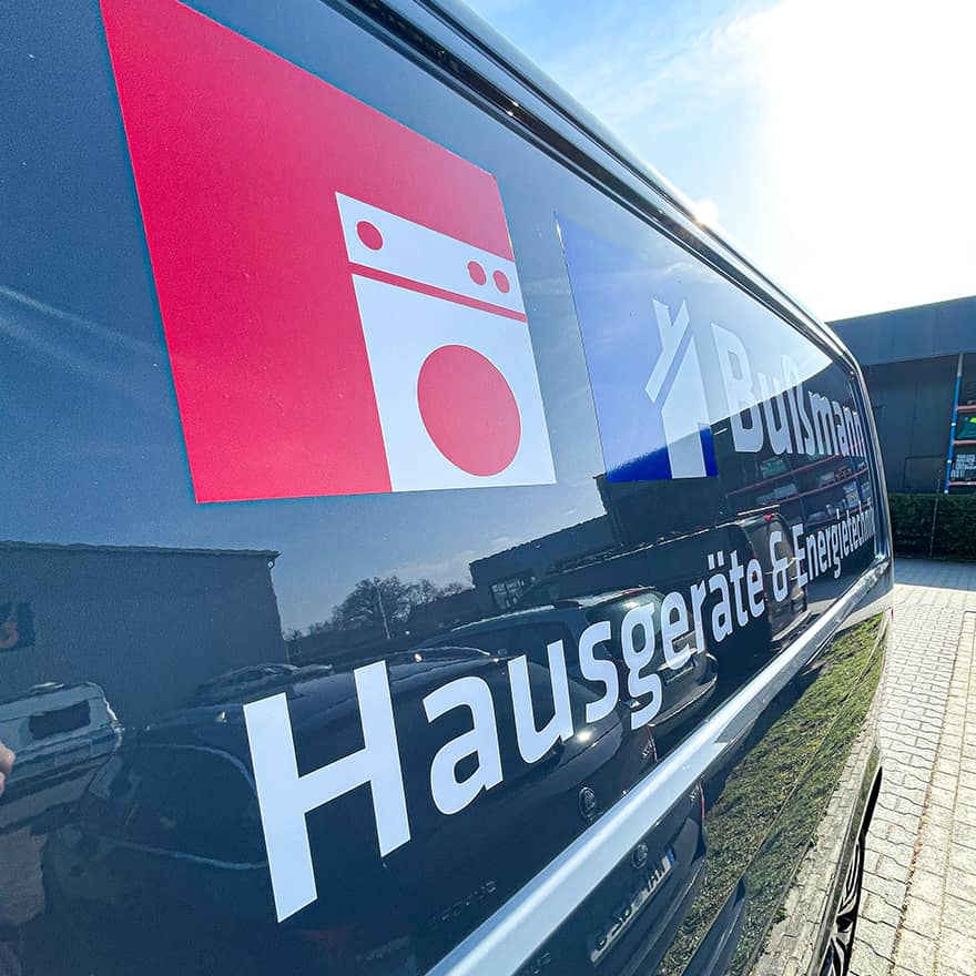 Professionelle Fahrzeugbeschriftung für Firmenwagen mit individuellem Logo-Design