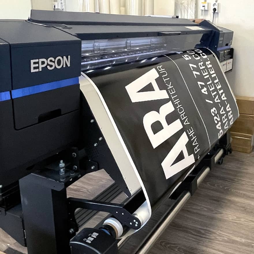 Hochwertiger Großformatdruck eines Werbebanners in brillanter Farbqualität