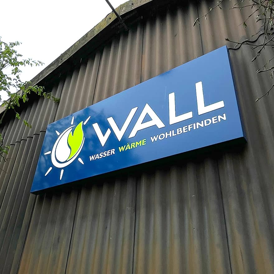 Hochwertige Leuchtkästen und individuelle Firmenschilder für professionelle Außenwerbung