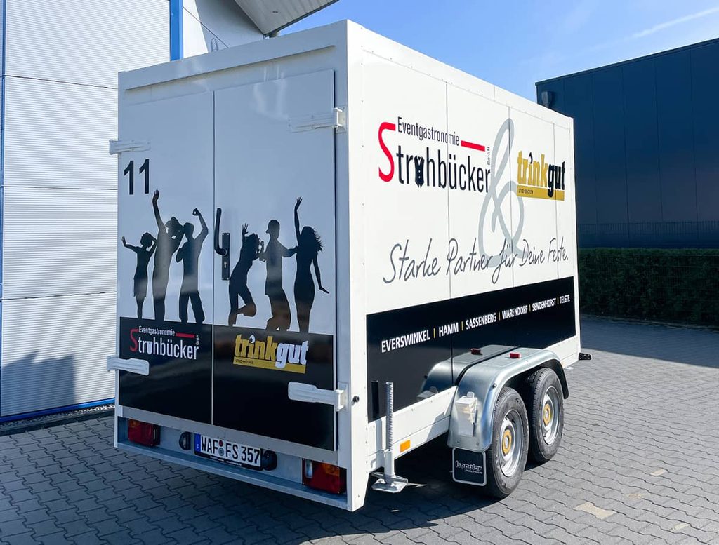 Anhänger mit großflächiger Fahrzeugbeschriftung für Trinkgut