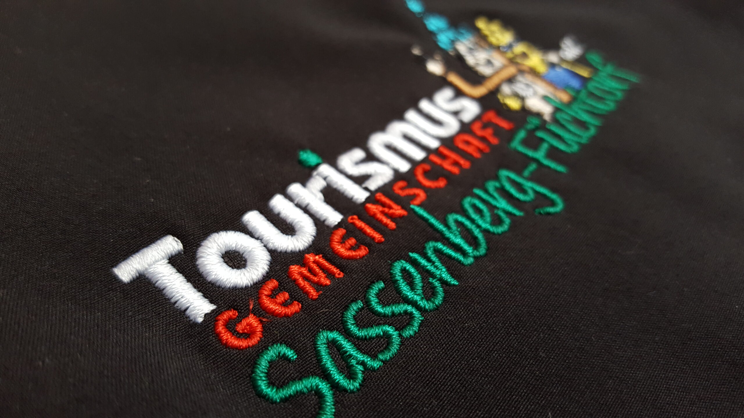 Detail einer mehrfarbigen Stickerei für die Tourismusgemeinschaft Sassenberg-Füchtorf