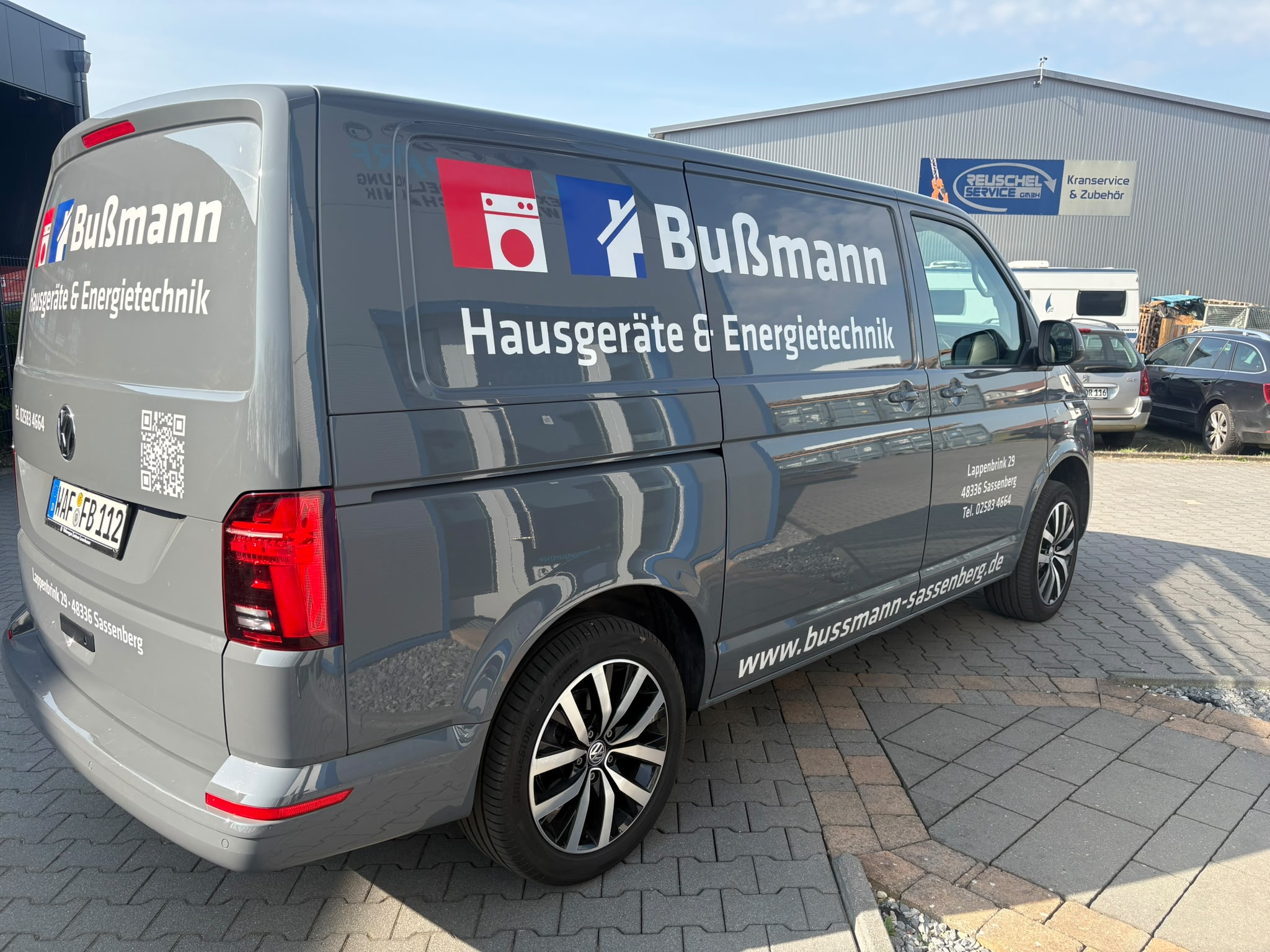 Grauer Bußmann-Transporter mit Fahrzeugbeschriftung für Hausgeräte und Energietechnik