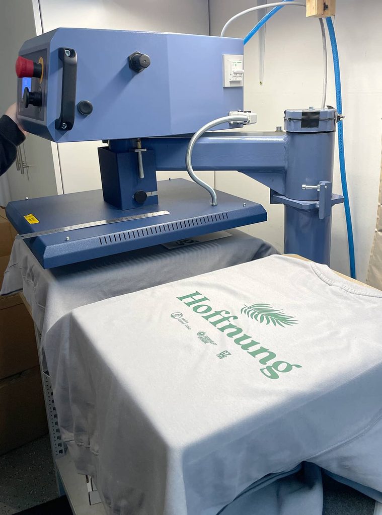 T-Shirt des Projekts Hoffnung während der Textilveredelung