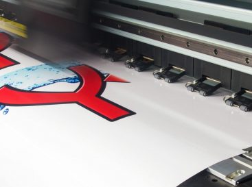 Werbetechnik / Digitaldrucker druckt auf Klebefolie / Werbung Werbetechnik / Digitaldrucker druckt auf Klebefolie / Werbung